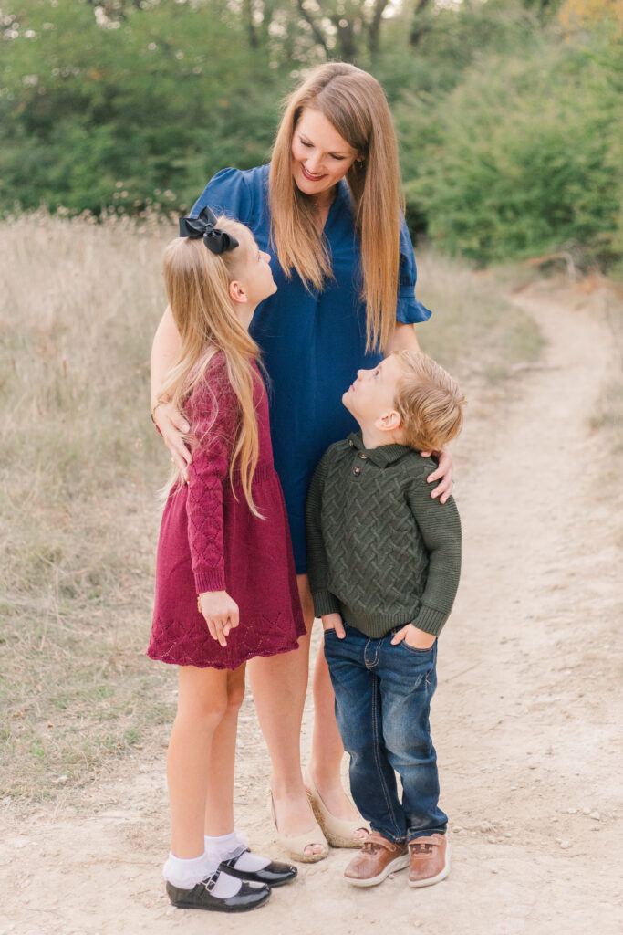 mom and kids look at each other at Norbuck Park, Dallas TX, Kate White Photography