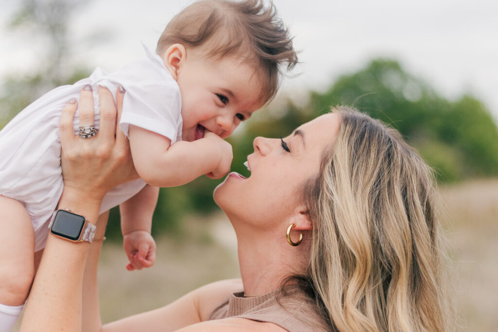 mom and baby at Norbuck Park, Kate White Photography