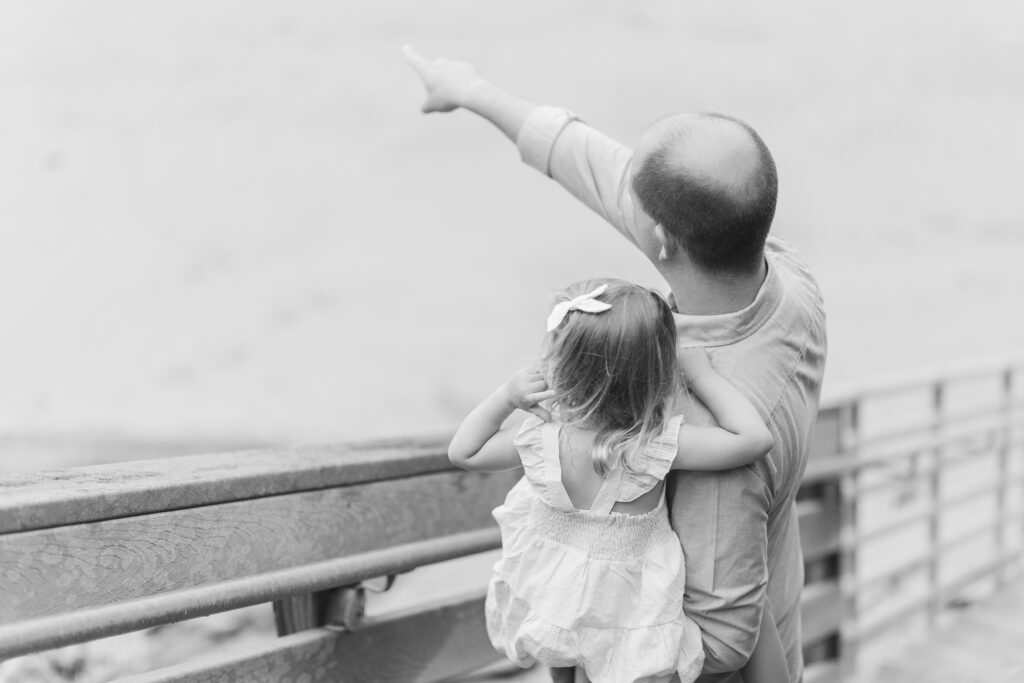 dad and daughter, dad pointing