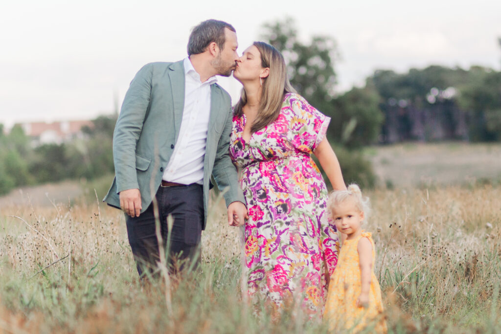 mom and dad kiss at Winfrey Point