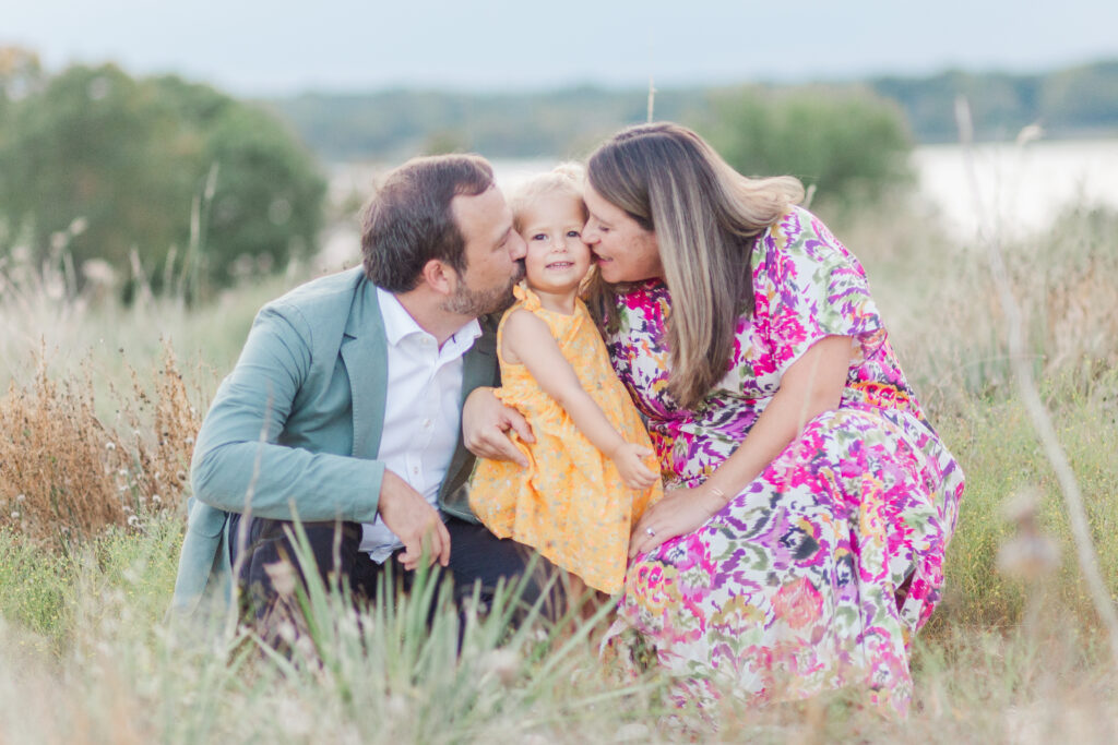 mom and dad kiss daughter at Winfrey Point