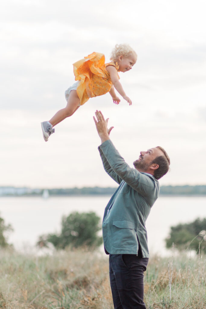 dad throws daughter at Winfrey Point