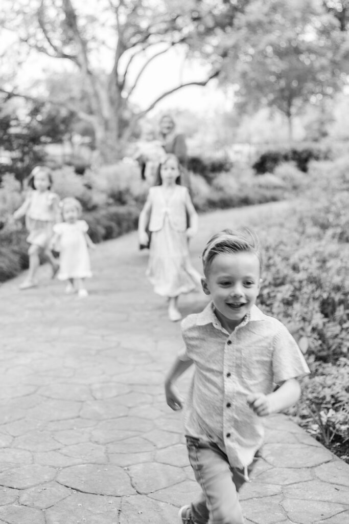 kids running at Grapevine botanical garden